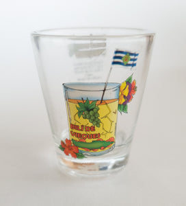 Vasito de shot de bebida con diseño de bilí de Vieques con la receta